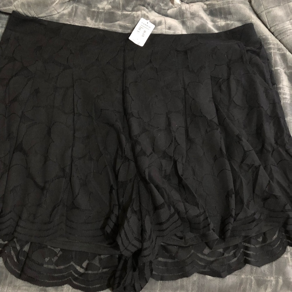 Torrid scalloped shorts size 4